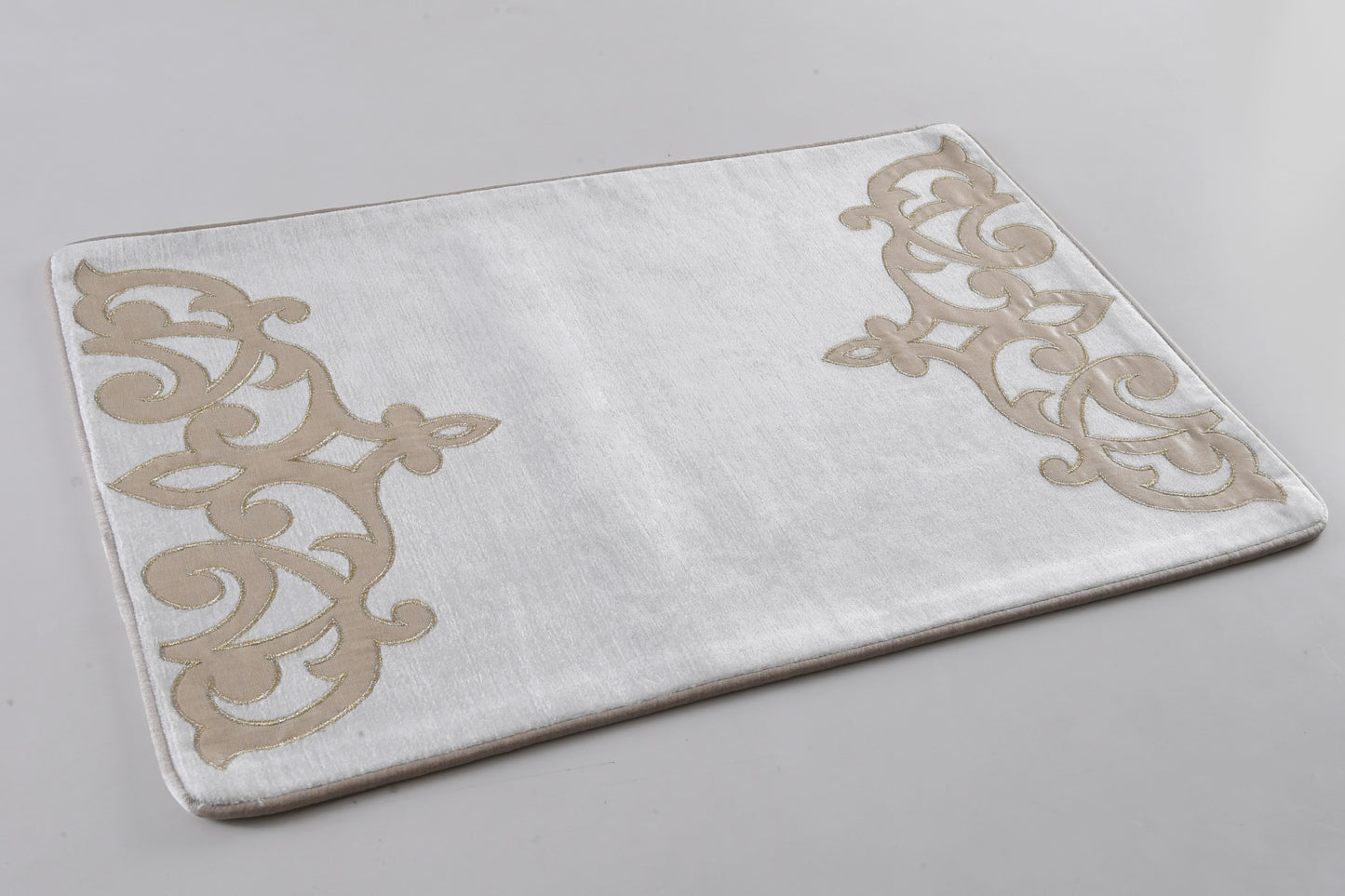 مفرش طاولة من المخمل المنقوش + مناديل ورقية، عاجي/ذهبي، 33×48 سم