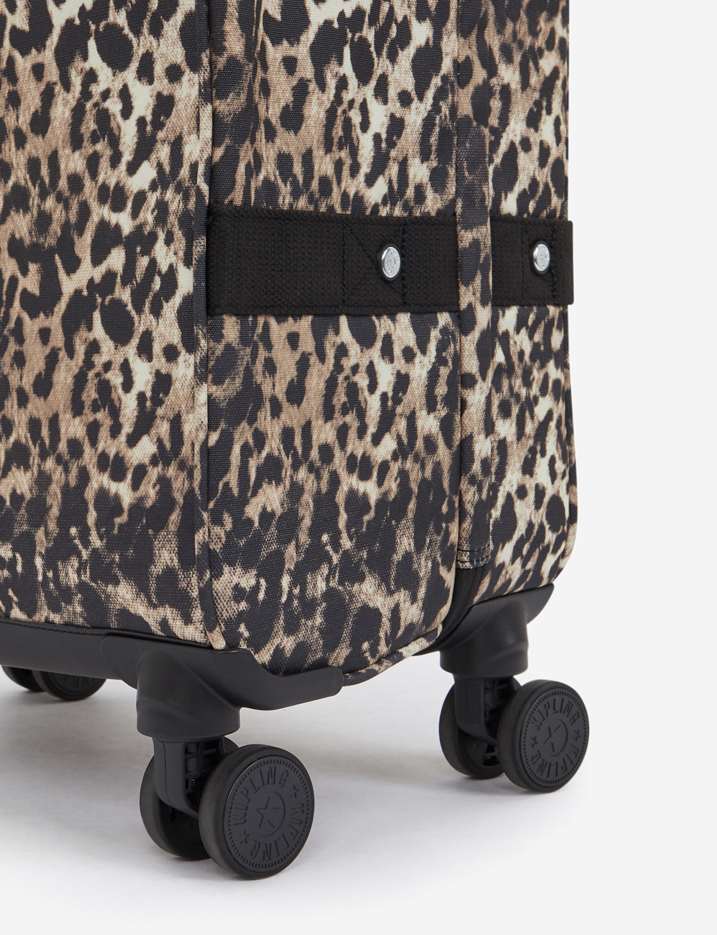 KIPLING Spontaneous M حقيبة سفر بعجلات متوسطة بطبعة جلد الفهد البري I4556-6JP