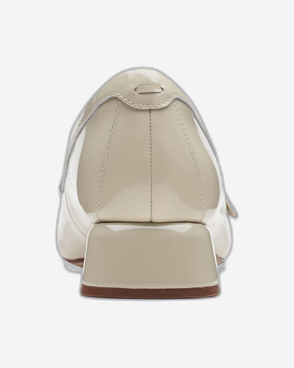 Clarks Daiss 30 Trim (مقاس عادي)