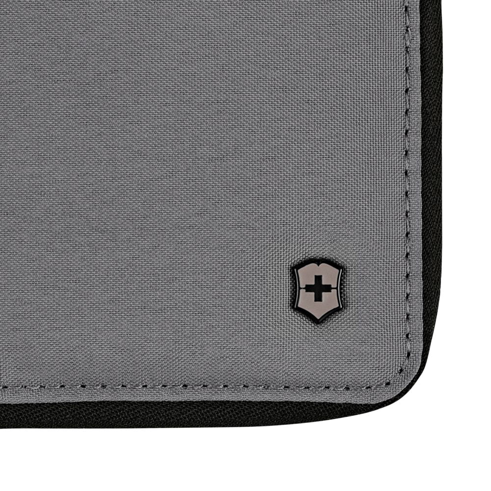 Victorinox Travel Essentials حافظة جواز السفر