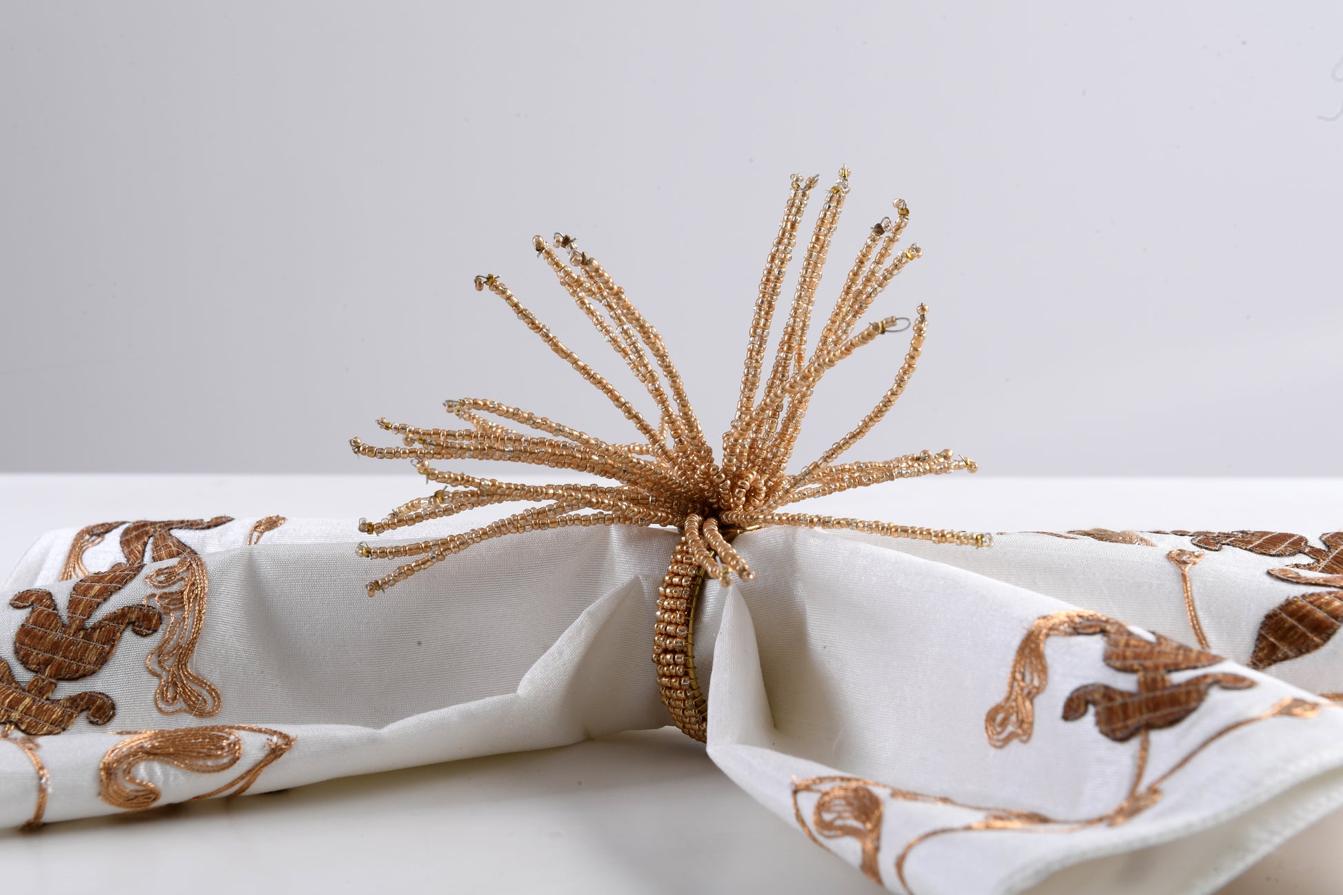 ARVD BEADED NAPKIN RING UNIQ GOLD L-4