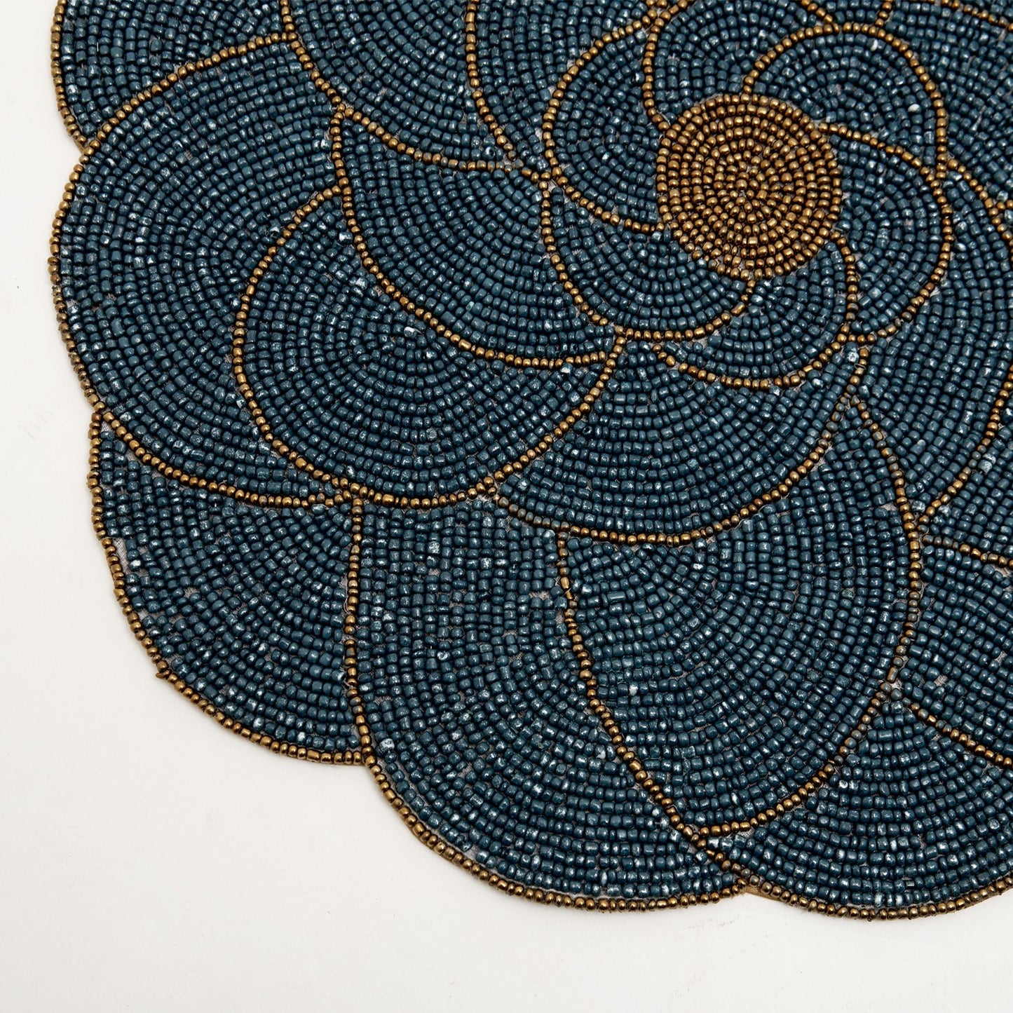 مفرش طاولة من أرفيند ديزي جلاس مزين بالخرز، أزرق مخضر/ذهبي، 36×36 سم - Pm172177
